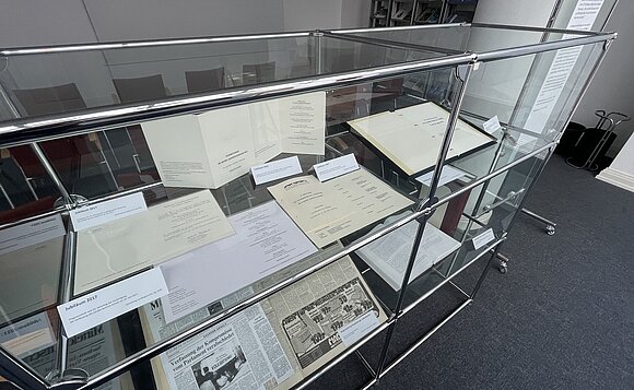 Blick auf eine der Vitrinen mit Exponaten zur Verfassungsgeschichte.