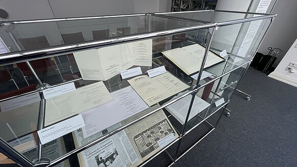 Blick in die kleine, aber feiner Kabinettausstellung über die 30-jährige Geschichte der Landesverfassung.