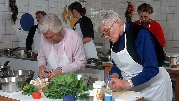 AOK Seniorinnen beim gemeinsamen Kochen