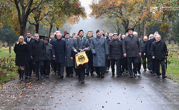Trauermarsch zur Kranzniederlegung auf dem Magdeburger Westfriedhof.