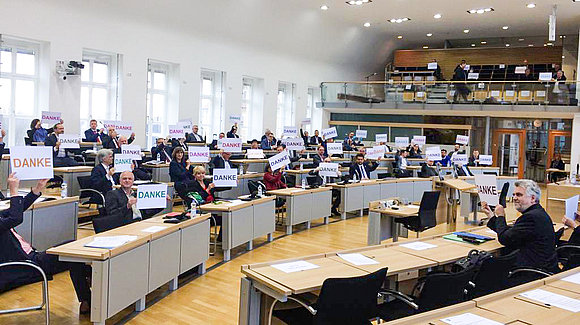 ltlsa/stb Abgeordnete halten Schild mit "Danke" hoch.