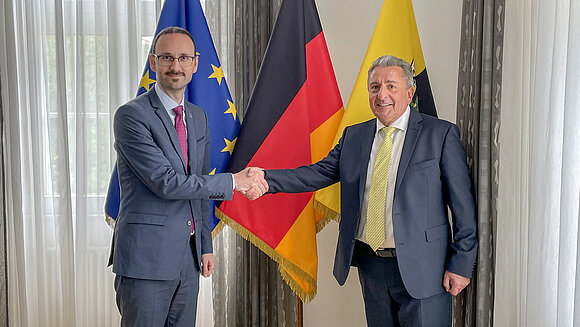 Botschafter des Kosovos und Landtagspräsident Dr. Gunnar Schellenberger reichen sich die Hand.