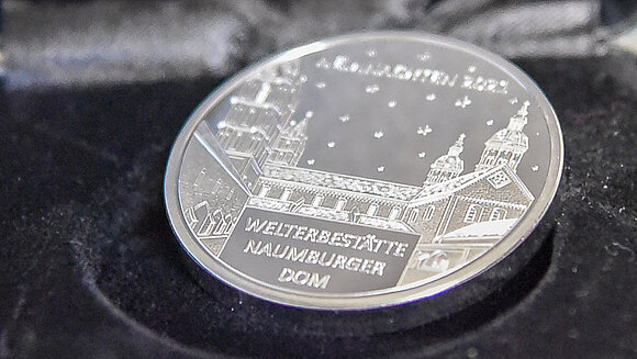 Landtag/smü Detail-Aufnahme der Medaille