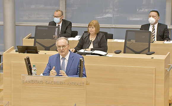 Sachsen-Anhalts Ministerpräsident steht im Rednerpult im Plenarsaal und spricht über den Sachsen-Anhalt-Plan.