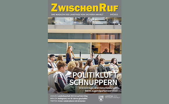 Titelseite des ZwischenRufs 2022-4, Schülerinnen und Schüler beim Jugendparlament 2022.