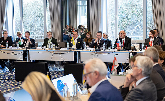 Landtagspräsident Dr. Gunnar Schellenberger und Dr. Torsten Gruß, Direktor beim Landtag von Sachsen-Anhalt (h. M.) bei den Beratungen.