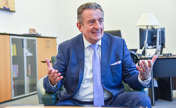 Landtagspräsident Gunnar Schellenberger gestikuliert bei einem Interview.