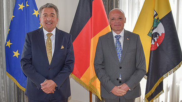 Das Foto zeigt Landtagspräsident Dr. Gunnar Schellenberger und den Botschafter der Republik Malta, S.E. Dr. Giovanni Xuereb vor den Flaggen der EU, Deutschlands und Sachsen-Anhalts.