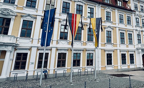 Nach dem Anschlag: Trauerbeflaggung im ganzen Land, so auch vor dem Landtagsgebäude in Magdeburg.