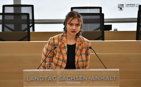 Slam-Poetin Antonia Bergmann trägt zum Volkstrauertag 2025 im Plenarsaal des Landtags von Sachsen-Anhalt ihr Werk „80 Jahre Kriegsende“ vor.