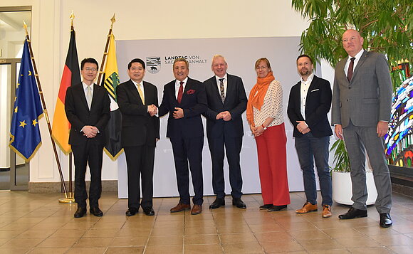 ltlsa/smü Gemeinsamer Fototermin des Botschafters der Volksrepublik China, S. E. Hongbo Deng, mit Vertreterinnen und Vertretern der Fraktionen des Landtags von Sachsen-Anhalt.