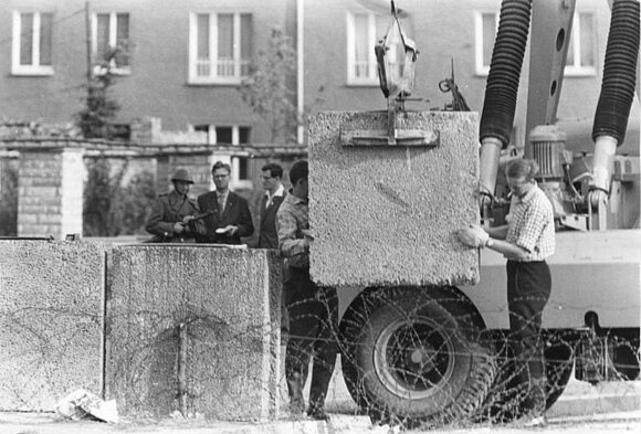Historische Aufnahme von 1961: Betonblöcke, um die Mauer abzusichern, werden verladen.