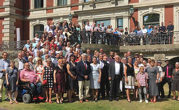 Gruppenfoto mit 140 Ehrenamtlichen und Landespolitikern im Garten der Staatskanzlei