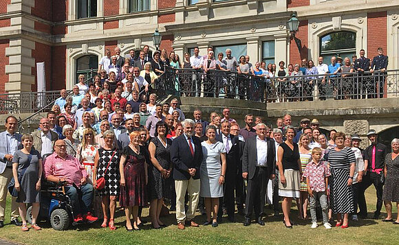 ltlsa/gri Gruppenfoto mit 140 Ehrenamtlichen und Landespolitikern im Garten der Staatskanzlei