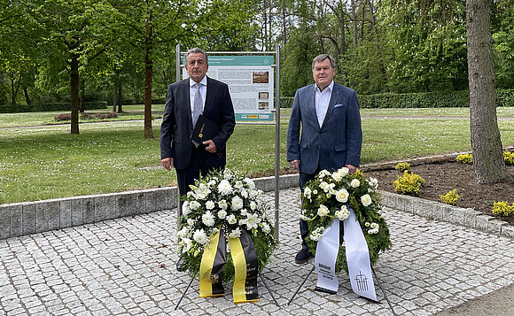 Das Bild zeigt Landtagspräsident Schellenberger und Dieter Steinecke vom Volksbund. Sie haben soeben in einer stillen Zeremonie auf dem „Feld der Vereinten Nationen“ auf dem Friedhof Magdeburg-Westerhüsen Kränze zum Gedenken an das Ende des Zweiten Weltkriegs niedergelegt.