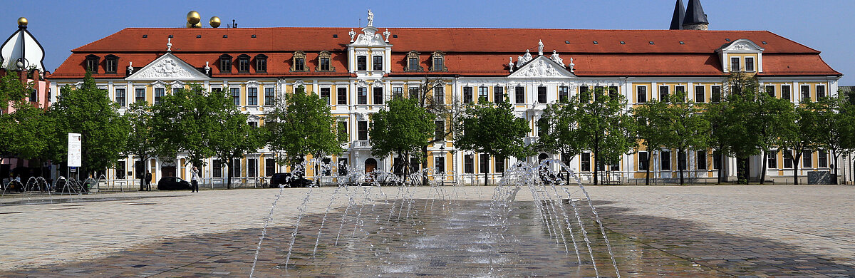 Blick über den Domplatz auf den Landtag