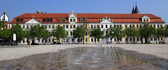 ltlsa/Kühne Blick über den Domplatz auf den Landtag