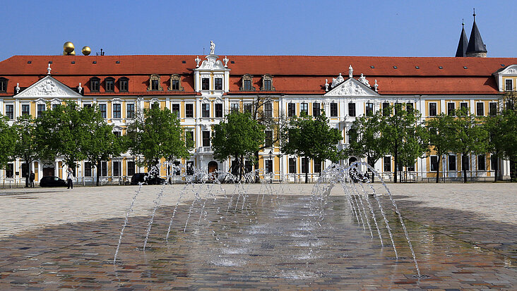 Blick über den Domplatz auf den Landtag