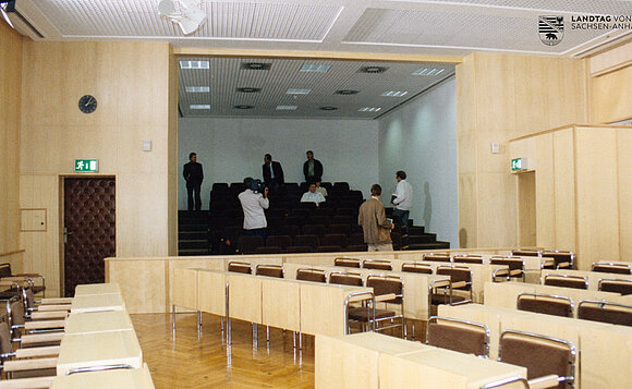 Blick in den Plenarsaal. An dessen nördlichem Ende befand sich die Zuschauertribüne, einstmals die Bühne der Aula.