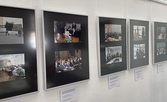 Kleine Galerie mit Fotos aus vergangenen Verfassungsfeiern.
