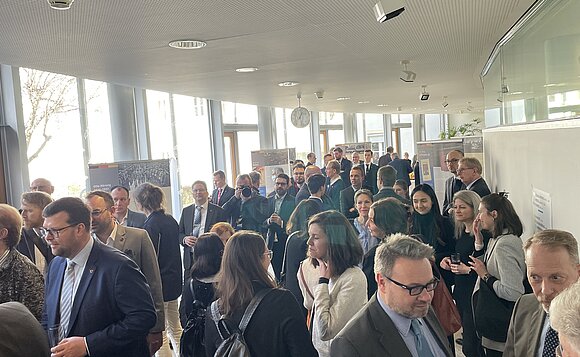 Blick in die Menschentraube bei der Reichsbanner-Ausstellungseröffnung.