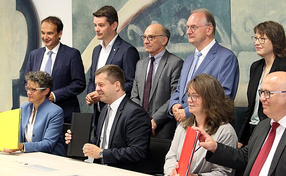 Die Spitzen der Koalitionsfraktionen haben soeben den Koalitionsvertrag unterschrieben und präsentieren ihn der Öffentlichkeit.