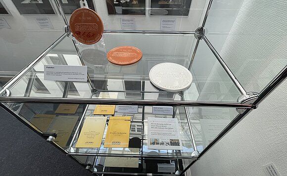 Blick auf eine der Vitrinen mit Exponaten zur Verfassungsgeschichte.