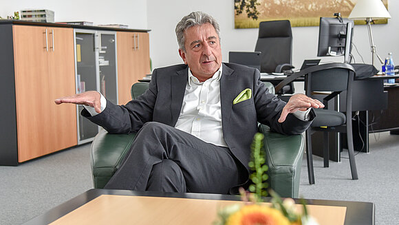Landtagspräsident Dr. Gunnar Schellenberger beim Interview in seinem Amtszimmer im Landtag von Sachsen-Anhalt.