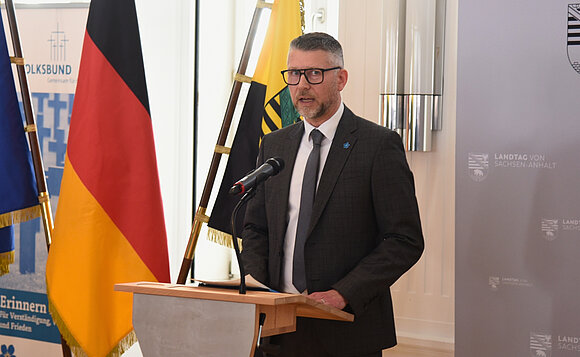 Volksbund-Vizelandeschef Andreas Arnsfeld spricht während der Dankesveranstaltung für die Volksbund-Sammelnden.