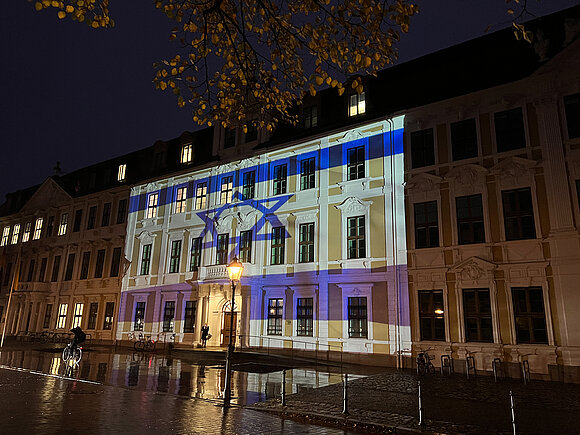 Nach dem Überfall der Hamas wurde als nach außen sichtbares Zeichen der Solidarität der Landtag in den Farben Israels illuminiert.