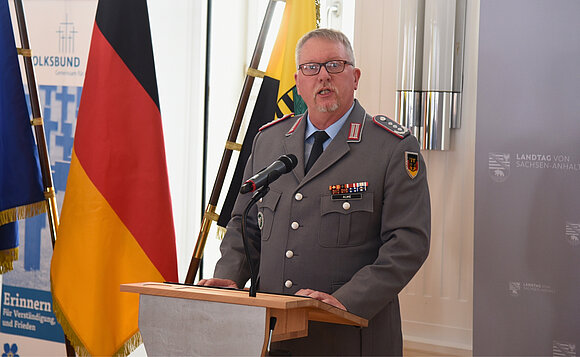 Oberst Thorsten Olme spricht während der Dankesveranstaltung für die Volksbund-Sammelnden.