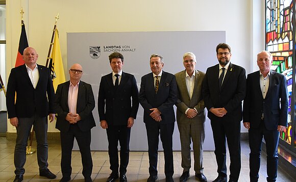 Gemeinsamer Fototermin des Botschafters der Tschechischen Republik, S. E. Jiří Čistecký, mit Vertretern der Fraktionen im Landtag von Sachsen-Anhalt.