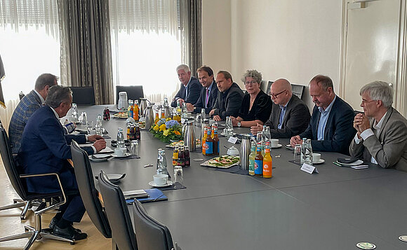 Landtagspräsident Dr. Gunnar Schellenberger und S.E. Oleksii Makeiev, Botschafter der Ukraine in Deutschland, beim Gespräch mit den Fraktionsspitzen des Landtags von Sachsen-Anhalt.