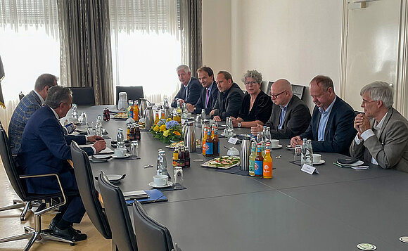 Landtagspräsident Dr. Gunnar Schellenberger und S.E. Oleksii Makeiev, Botschafter der Ukraine in Deutschland, beim Gespräch mit den Fraktionsspitzen des Landtags von Sachsen-Anhalt.