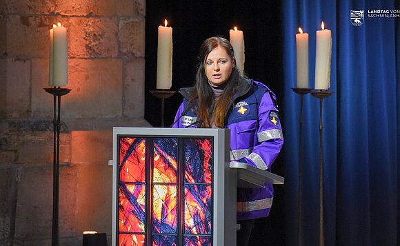 Sie habe Seite an Seite mit den Betroffenen gestanden und den Schock und die Fassungslosigkeit erlebt, Tränen, Wut und Dunkelheit, sagte Seelsorgerin Franciska Müller. „Aber eben auch das Licht, das die Menschen füreinander wurden.“