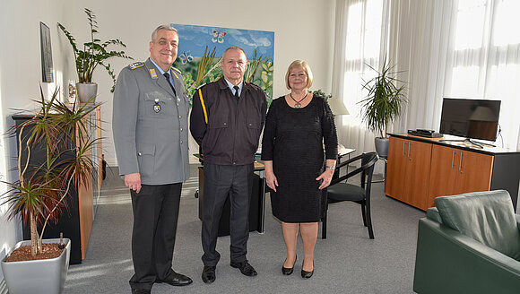 Im Amtszimmer der Präsidentin stehen sie selbst und Oberstabsfeldwebel Thomas S. und Oberst Halvor Adrian.