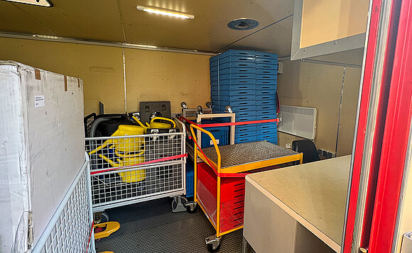 Im Inneren des Notfallcontainers finden sich viele Werkzeuge und Materialen.