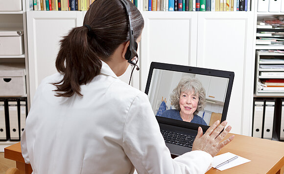 Beratungsgespräch zwischen Ärztin und Patientin via Videochat.