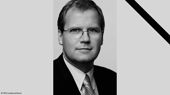 SPD-Landesverband Portraitbild von Jens Bullerjahn mit Trauerflor am oberen recht Bildrand.