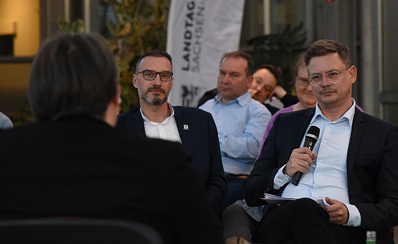 Der Abgeordnete Mathias Redlich (CDU, l.) in der Gesprächsrunde. Hier mit Moderator Dr. Tino Grosche.