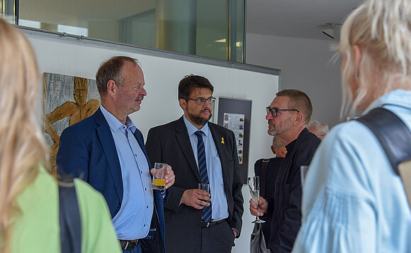 Der Künstler im Gespräch mit Landtagsvizepräsident Wulf Gallert und dem Abgeordneten Tobias Krull.