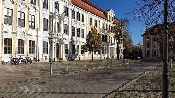 Südseite des Landtags. In diesem Bereich soll das ausgeschriebene Denkmal errichtet werden.