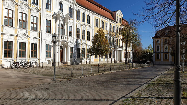 Südseite des Landtags. In diesem Bereich soll das ausgeschriebene Denkmal errichtet werden.