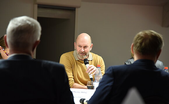 Wolfgang Aldag (BÜNDNIS 90/DIE GRÜNEN) spricht während der Veranstaltung „Landtag im Dialog“ zum Thema Pflanzenschutzmittel.