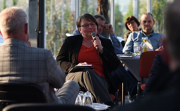 Die Abgeordnete Kerstin Eisenreich (Die Linke) in der Gesprächsrunde.
