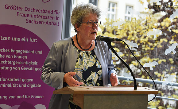 Landtagsvizepräsidentin Anne-Marie Keding spricht während der Gedenkstunde zum Tag gegen Gewalt an Frauen im Landtag.