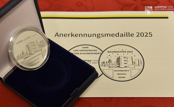 Die Anerkennungsmedaille ziert in der 2025er Edition das Bauhaus Dessau.