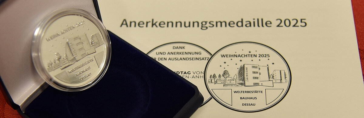 Die Anerkennungsmedaille ziert in der 2025er Edition das Bauhaus Dessau.
