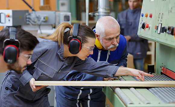 Zwei Azubis lassen sich vom Meister die Arbeit erklären. Das Handwerk ringt um beruflichen Nachwuchs.