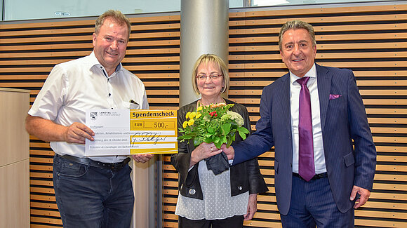 Bernd Reinecke und Christel Haaker, nahmen die Auszeichnung für den Behinderten-, Rehabilitations- und Seniorensportverein Stendal e.V. von Landtagspräsident Dr. Gunnar Schellenberger entgegen (r.).